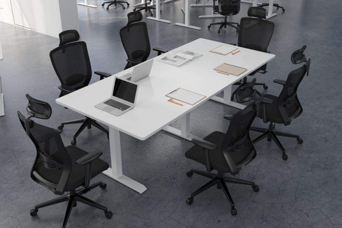 Ідеальне рішення для сучасного офісу: регульований по висоті стіл на трьох опорах