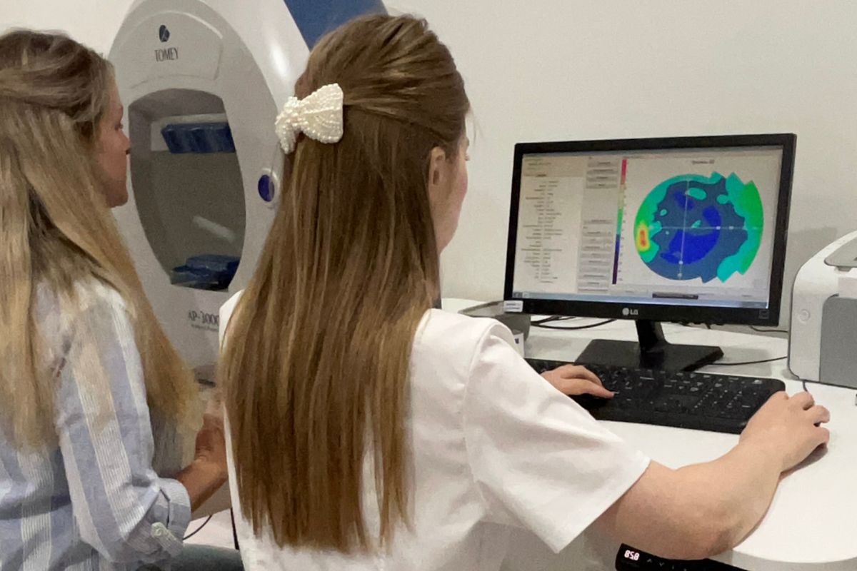 Стіл з регулюванням висоти в офтальмологічному кабінеті для комфортного обстеження пацієнтів