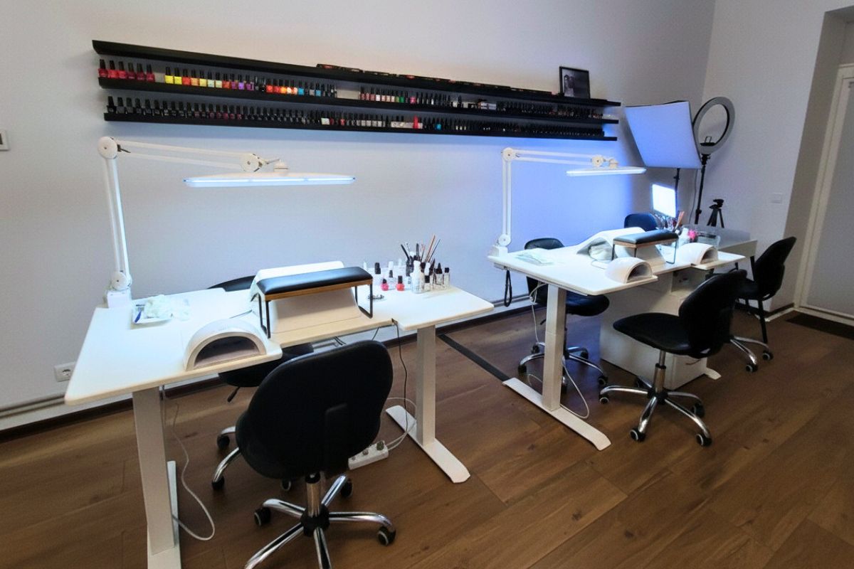 стіл з регулюванням висоти для майстра манікюру