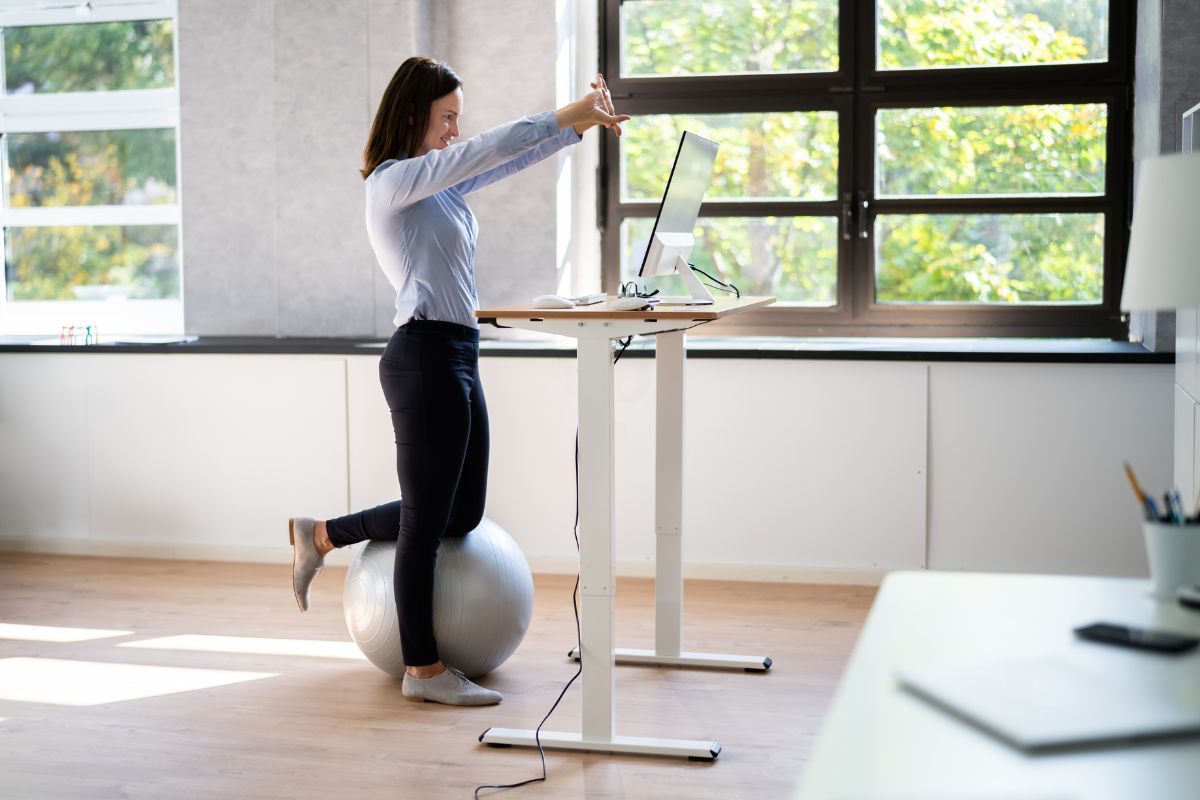 Стіл з регулюванням висоти — порятунок для жіночого здоров’я: коментар гінеколога-ендокринолога