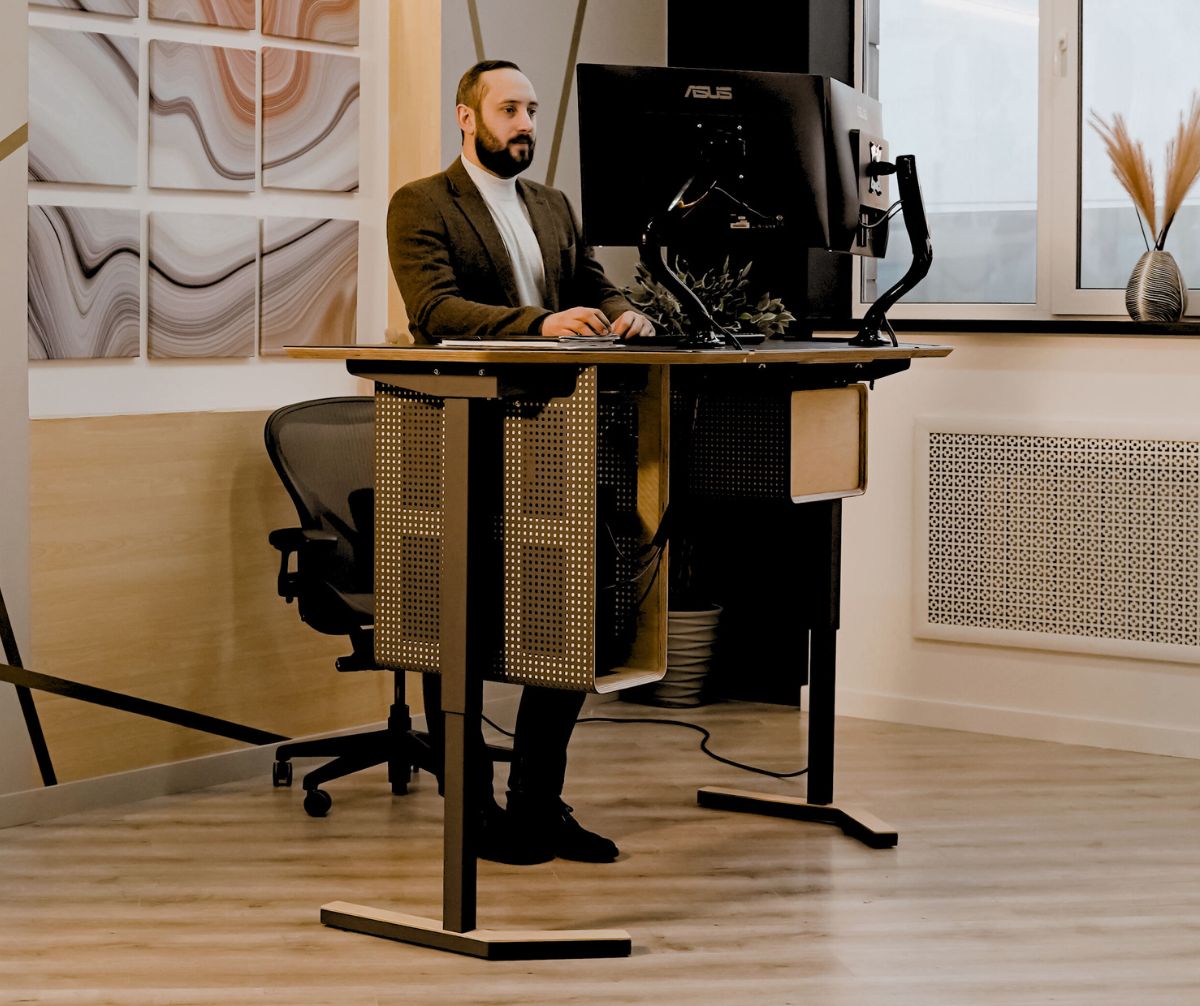 Дизайнерський стіл з регулюванням висоти