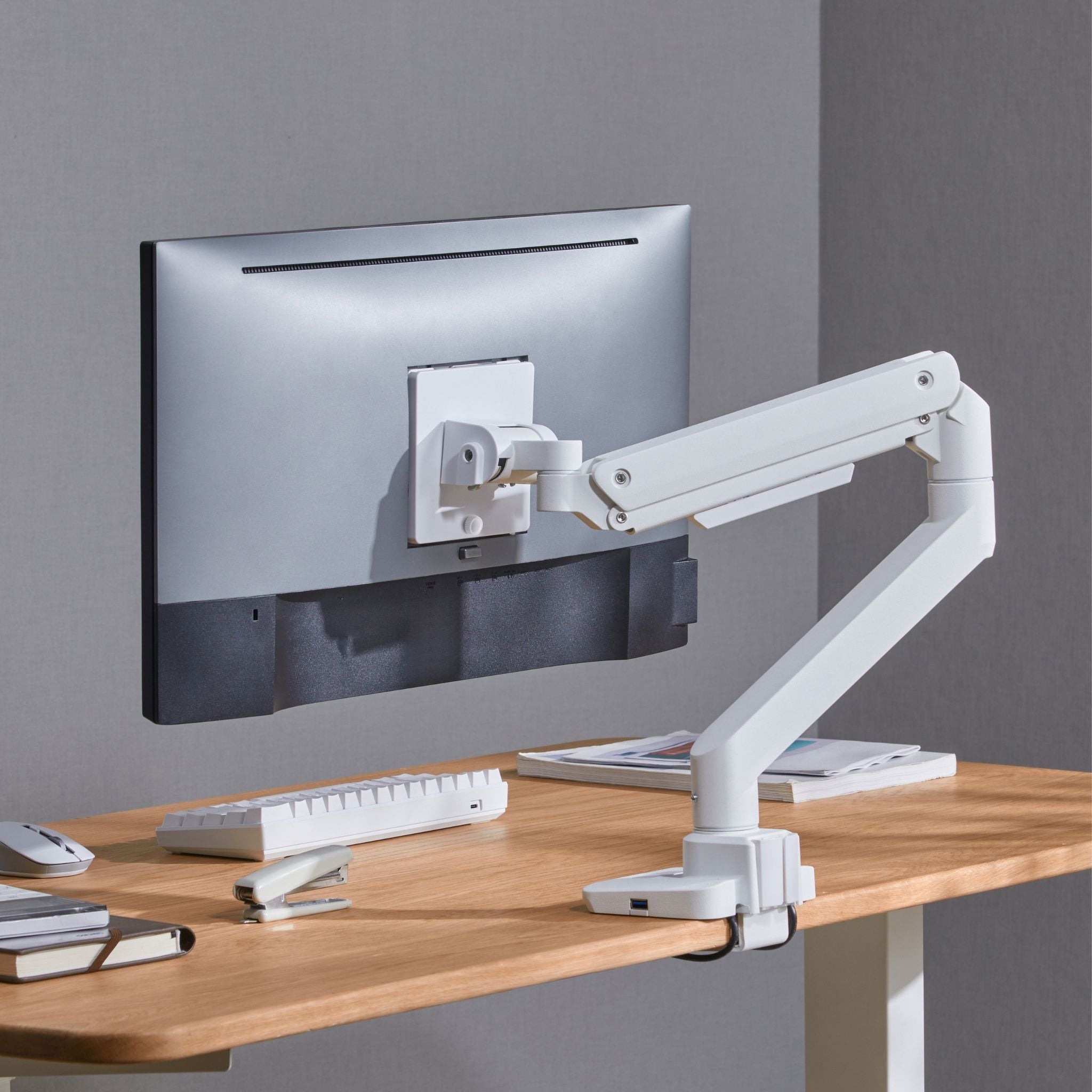Кронштейн для вигнутого та плоского монітора 17–49" з регулюванням нахилу, повороту і кабель-каналом