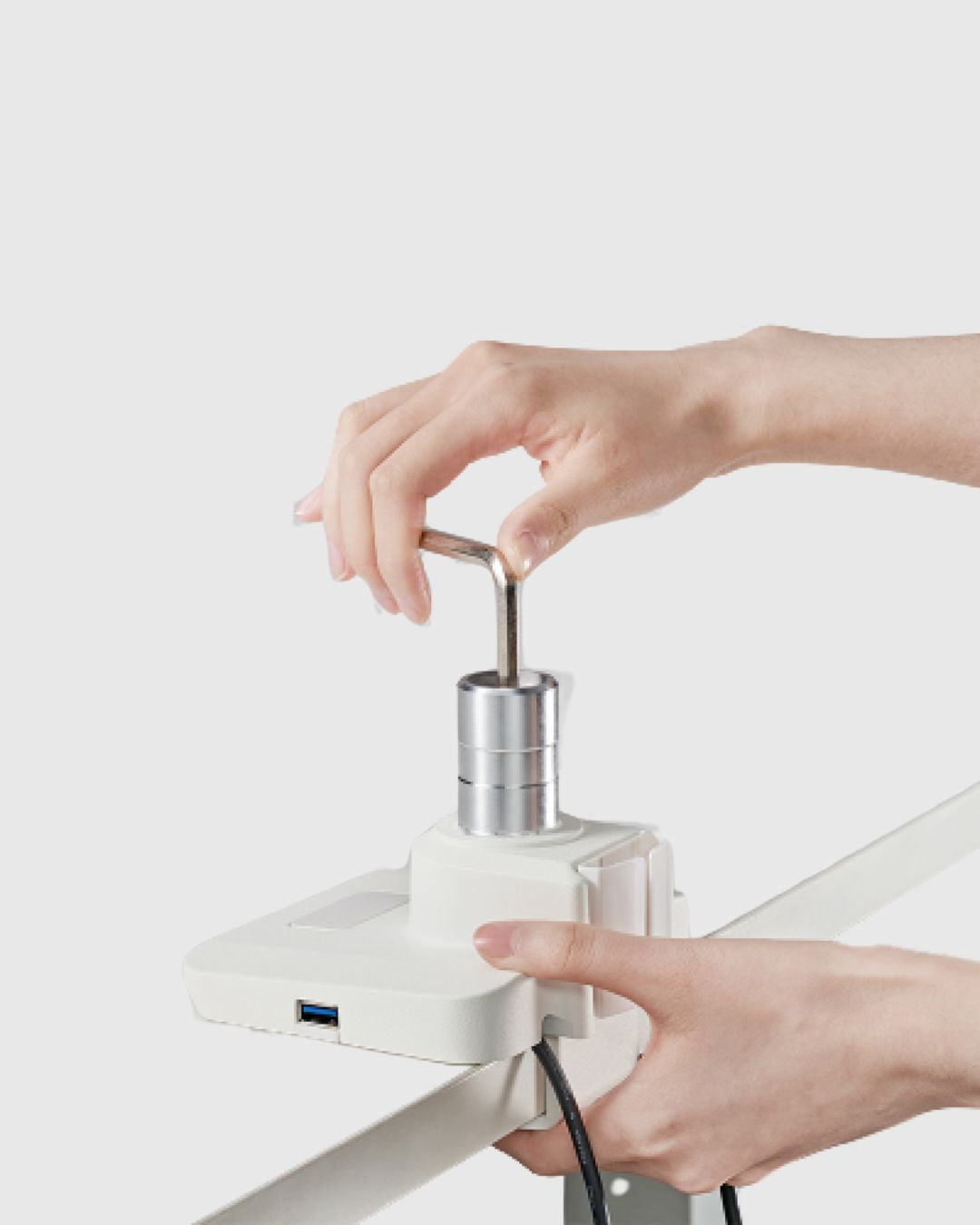 Кронштейн для вигнутого та плоского монітора 17–49" з регулюванням нахилу, повороту і кабель-каналом