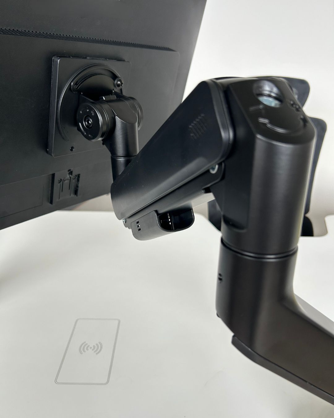 Настільний кронштейн для монітора 24–57″ з USB-A і USB-C