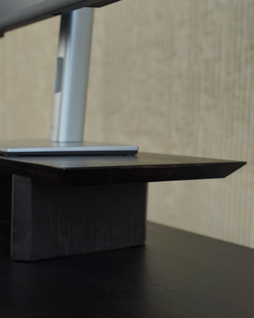 Полиця під монітор із масиву дерева