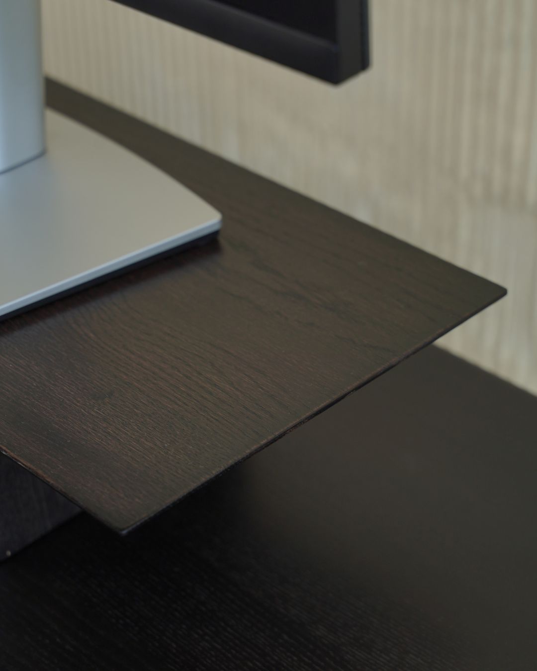 Полиця під монітор із масиву дерева