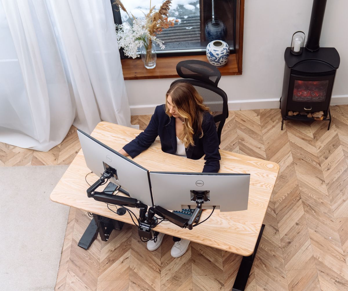 Підйомний стіл з стільницею з ясеня