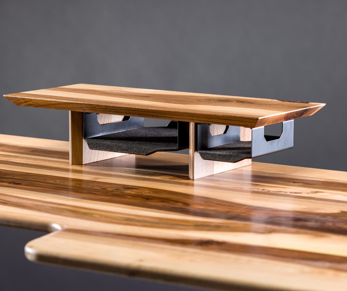 Полиця під монітор з горіха з вбудованими органайзерами – стильне та функціональне рішення для робочого місця.