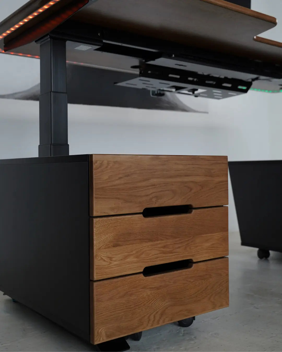 Стіл з регулюванням висоти BestFit Pro з підлоговими тумбами