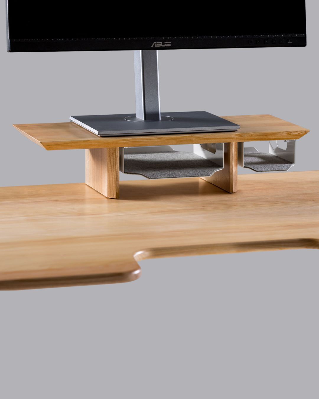 Полиця під монітор з натурального дерева з вбудованими органайзерами – стильне та функціональне рішення для робочого місця.