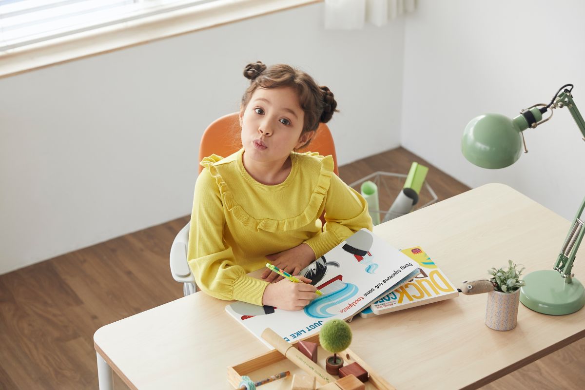 Ортопедичне крісло для школяра з регулюванням висоти та подвійною спинкою DUOREST MILKY