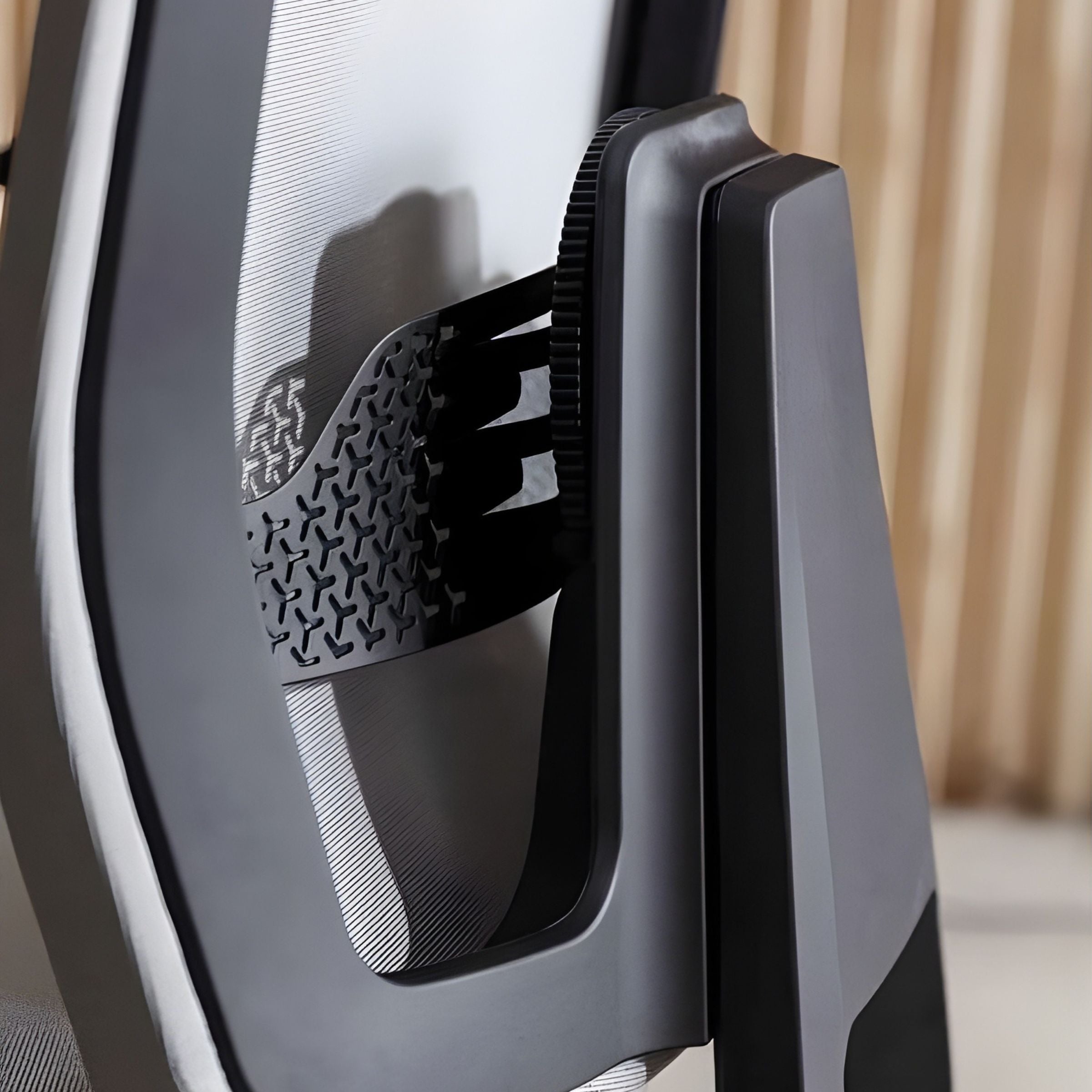 Ергономічне крісло з підтримкою спини DAUPHIN INDEED ID 7058 крупним планом