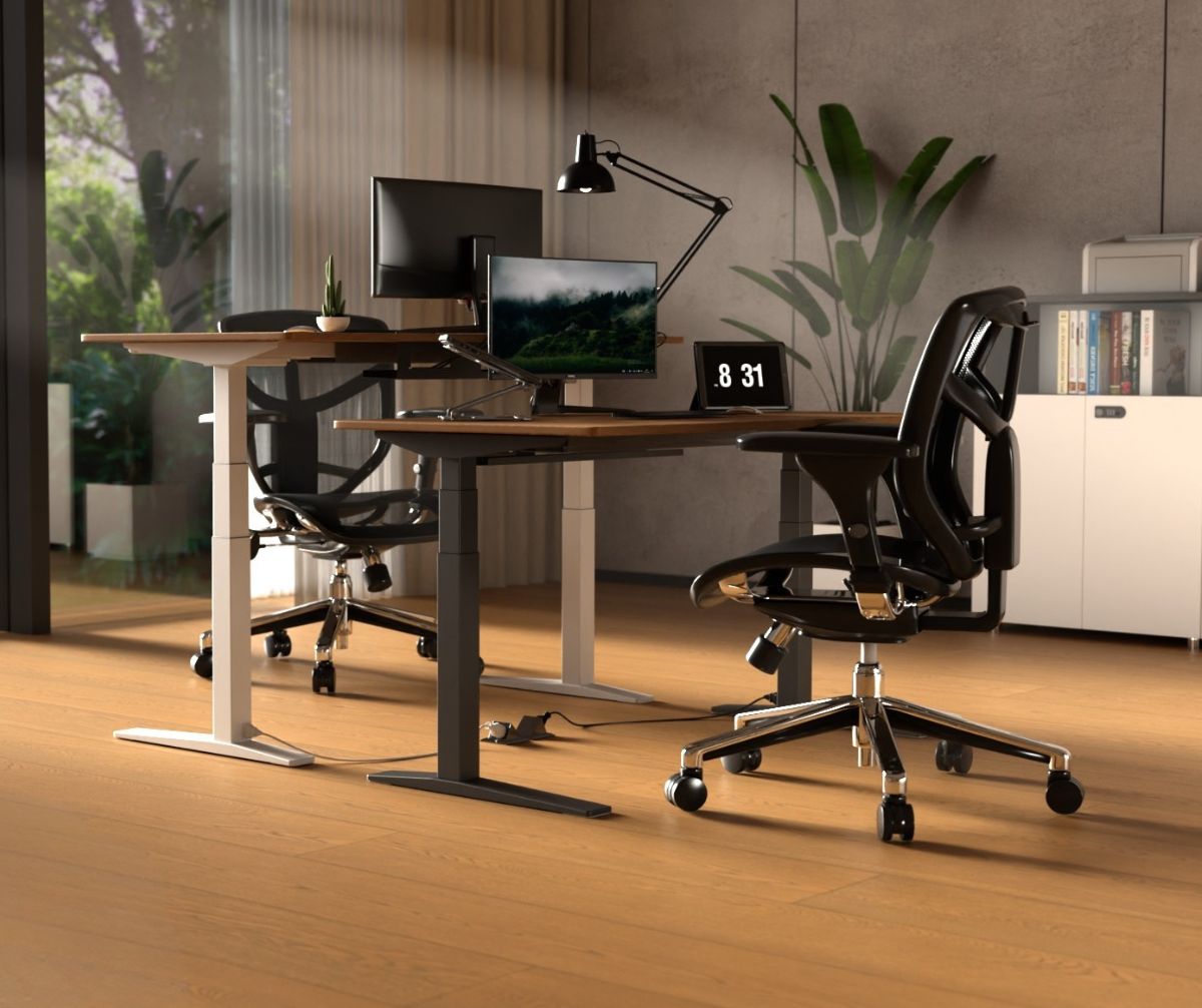 Ергономічний робочий стіл на базі StreamLine — двомоторна рама з регулюванням висоти та нижнім підключенням живлення, сучасний desk setup для комфортної роботи.